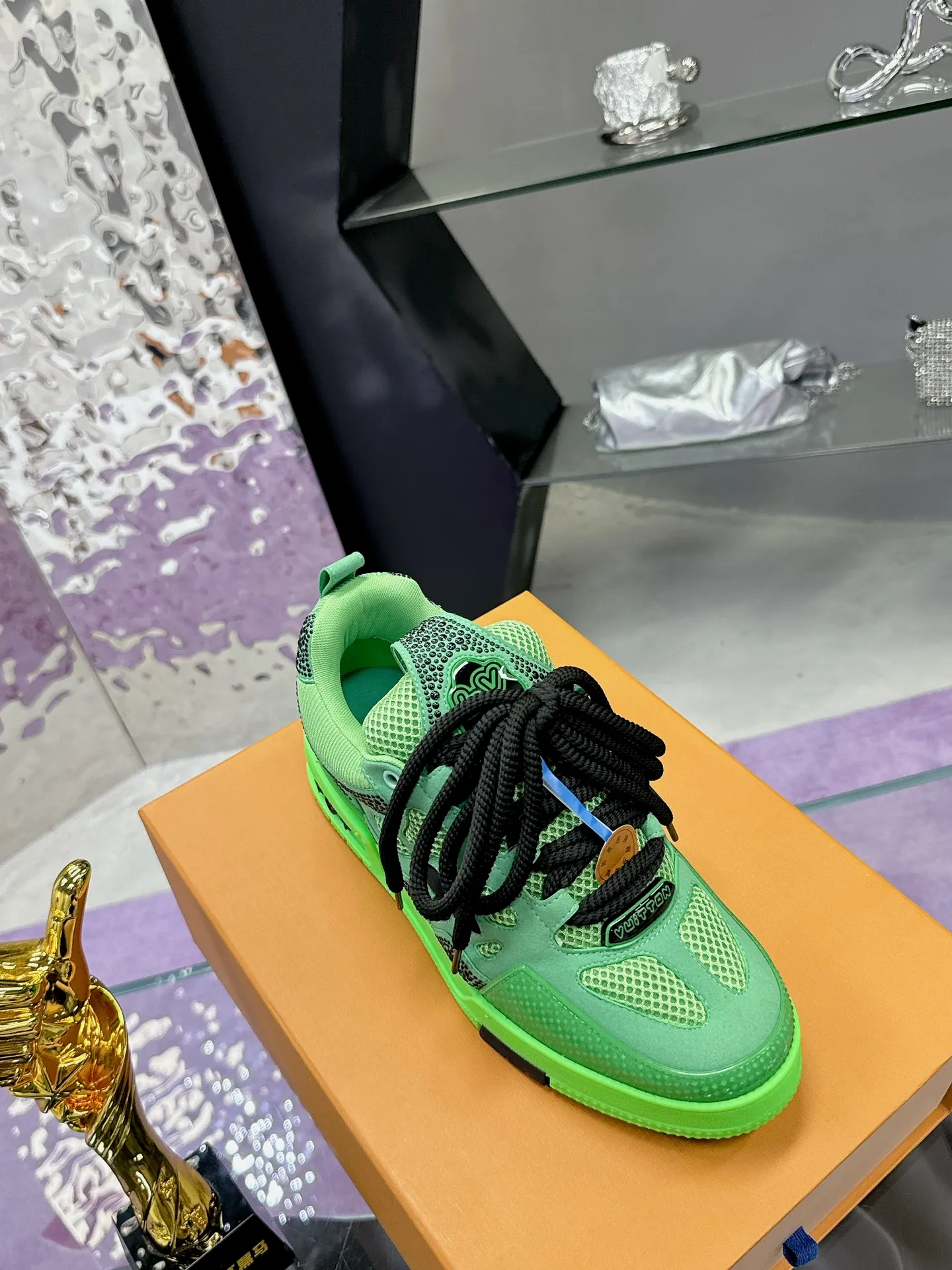 Men's shoes 💰900❤️❤️❤️ 𝙇𝙑 Bread shoes have added new colors 💓 Craftsmanship series 𝟐𝟎𝟐5/𝐒𝐒 𝐧𝐞𝐰 Louis Vuitton catwalk skate shoes are popular, LOUIS VUITTON Trainer is undoubtedly one of the most successful Sneakers launched by luxury brands, but the pace of exploration will not stop. LOUISVUITTON will also bring a new series of skateboard shoes in the spring of 2025. The new series in the picture returns to the 90s Chunky Skate Shoes look and feel. The uppers are made of leather and mesh. The fat silhouette and thick shoelaces are very eye-catching. It is expected to have quite a few colors like the Trainer. Judging from the previous DIOR show skate shoes, this chunky style may be even stronger next year. 💎 Size: Female 35-40 Male 39-46